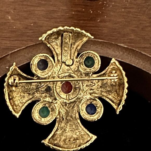 Vintage SoLoor 1960's gold embossed Celtic cross brooch with 5 bead detail - Picture 3 of 5